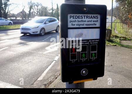 Camberley, Surrey, Regno Unito - 6 Febbraio 2018: attraversamento pedonale pulsante e display di controllo, dove la gente può premere un pulsante per cambiare il semaforo, Foto Stock