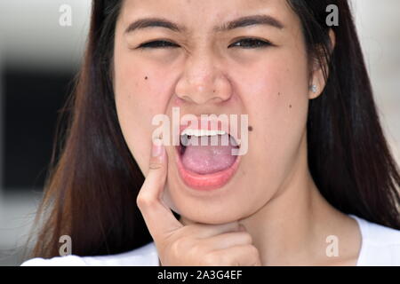 Una bella femmina con il mal di denti Foto Stock