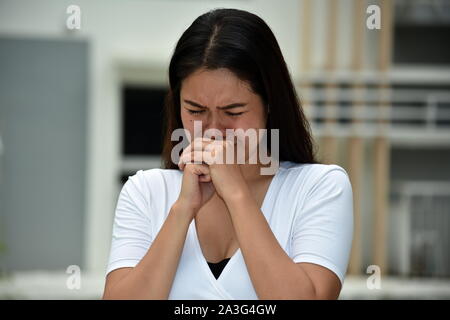 Un lacrimoso attraente Filipina persona Foto Stock