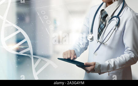 Donna medico tenendo la mano sul tablet o smart device con DNA illustrazione Foto Stock