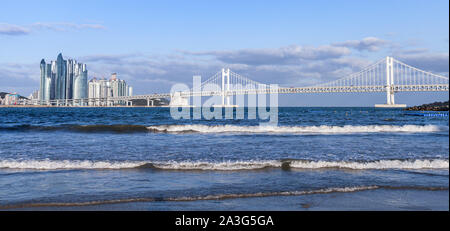 Gwangandaegyo o ponte di Diamante, sospensione ponte panoramico foto prese dalla spiaggia di Busan, Corea del Sud Foto Stock