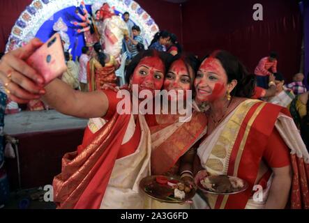 Di Allahabad, India. 08 ott 2019. Le donne bengalesi tenendo selfie durante prendere parte in 'Sindhur Khela' processione prima di immergere la dea Durga's idolo in uno stagno in occasione del Festival VijayDashmi in Allahabad(Prayagraj) Martedì, Ottobre 08, 2019. (Foto di Prabhat Kumar Verma/Pacific Stampa) Credito: Pacific Press Agency/Alamy Live News Foto Stock