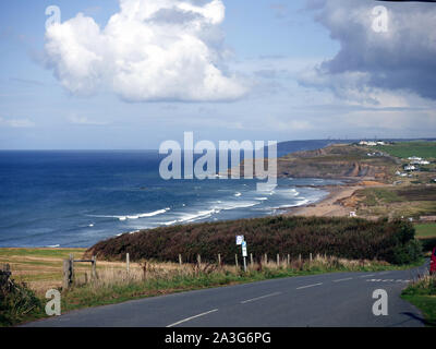 Vista di Widemouth Bay dal Widemouth Manor pub guardando verso Bude, Cornwall, Regno Unito Foto Stock