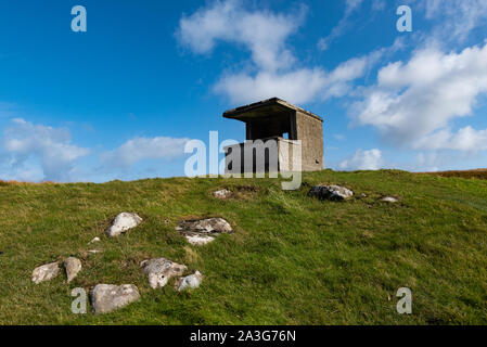 Vecchio Lookout Post a Neist punto sull'isola di Skye Foto Stock
