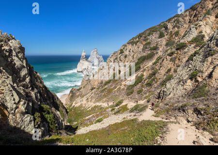 Vista panoramica dell'Oceano Atlantico, la costa frastagliata con enormi massi e sentiero a Praia da Ursa spiaggia vicino Cabo da Roca a Sintra, Portogallo. Foto Stock