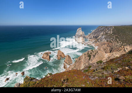 Vista panoramica dell'Oceano Atlantico e la costa scoscesa con enormi massi vicino Cabo da Roca, il punto più occidentale del continente europeo, in Portogallo. Foto Stock