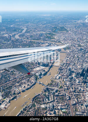 Vista dalla finestra dell'aereo sul Tamigi e sul centro città, con Shard, Tower Bridge e Hyde Park, Londra, Inghilterra, Regno Unito Foto Stock