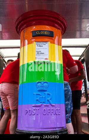 Inghilterra, Londra, l'annuale Festival di orgoglio, Royal Mail Parade partecipanti galleggiante dotato di Postbox dipinta con orgoglio i colori Foto Stock