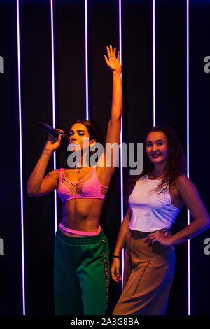 Inghilterra, Londra, Marylebone, vista interna della signora Tussauds, turistico in posa con Waxwork figura di donna americana cantante Dua Lipa Foto Stock