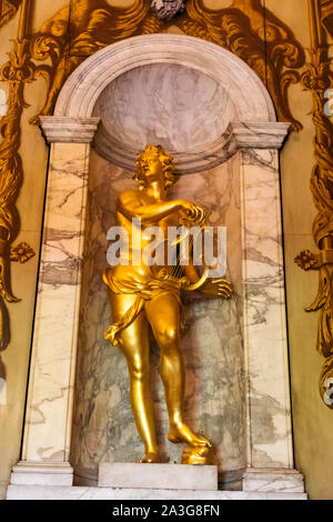 Inghilterra, London, Kensington, Kensington Palace e il re gli Appartamenti di Stato e la Cupola Camera, statua d'oro di mitologico dio romano Foto Stock