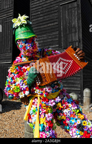 Inghilterra, East Sussex, Hastings, l'annuale e tradizionale Jack nel Festival Verdi aka The Green Man può Day Festival, musicista Parade partecipante in F Foto Stock