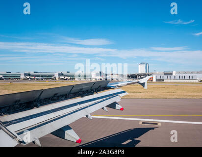 Vista dalla finestra del piano di sbarco sulla pista e il Terminal 5 di Heathrow, Londra, Inghilterra, Regno Unito Foto Stock