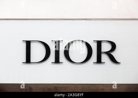 Lione, Francia - 5 Settembre 2019: Dior logo su una parete. Dior è il numero uno francese luxury goods company Foto Stock