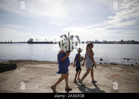 I cubani partecipano alla processione in onore della Vergine di Regla, Regla, Havana, Cuba. Foto Stock