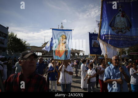 I cubani partecipano alla processione in onore della Vergine di Regla, Regla, Havana, Cuba. Foto Stock