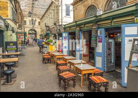 San Nicholas Market è un vivace mercato in un arcade in stile georgiano che offre un mix di bancarelle indipendenti, piccoli negozi e alimentari. Bristol. In Inghilterra. Regno Unito. Foto Stock