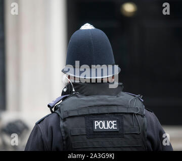 A Downing Street, Londra, Regno Unito. 8 ottobre 2019. La Metropolitan Police Officer in Downing Street settimanale durante la riunione di gabinetto. Credito: Malcolm Park/Alamy Live News. Foto Stock