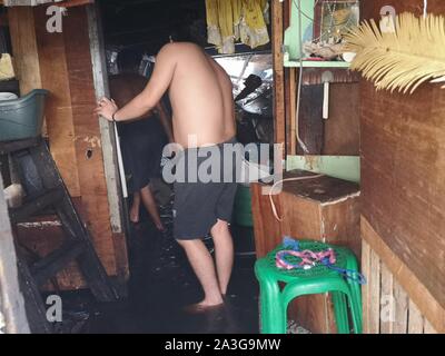 Manila, Filippine. 08 ott 2019. Un incendio che ha raggiunto il livello di allerta 2 hits shanty case di Brgy. 779 Zona 85 a Manila. (Foto di Giuseppe Dacalanio/Pacific Stampa) Credito: Pacific Press Agency/Alamy Live News Foto Stock