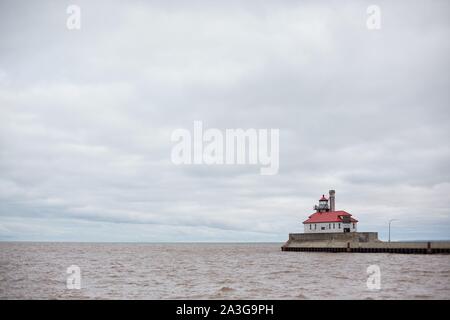 Il sud di Duluth frangionde luce esterna faro a Duluth, Minnesota, Stati Uniti d'America. Foto Stock