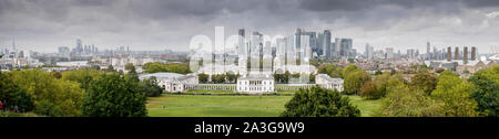 Panorama di Londra - Canary Wharf e la City di Londra visto da Old Royal Observatory, Greenwich, London, Regno Unito Foto Stock
