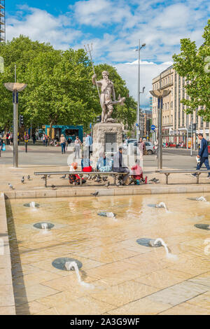 Il centro lungomare con fontana e statua di Nettuno, St Augustine's Parade, Bristol, Avon, England, Regno Unito, Europa Foto Stock