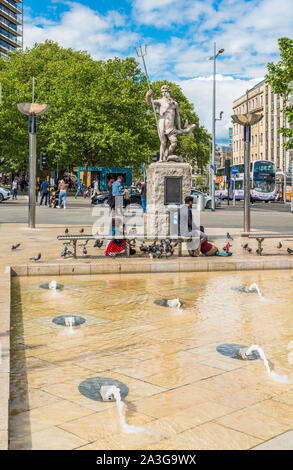 Il centro lungomare con fontana e statua di Nettuno, St Augustine's Parade, Bristol, Avon, England, Regno Unito, Europa Foto Stock