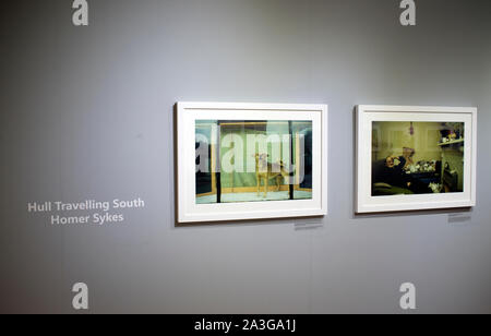 Fotografia fotografia mostra all'ANCA Fest 2019 scafo International Festival Fotografia Prezzi Quay Hull UK. "Hull viaggiando verso Sud". 2010s HOMER SYKES Foto Stock