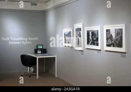 Fotografia fotografia mostra all'ANCA Fest 2019 scafo International Festival Fotografia Prezzi Quay Hull UK. "Hull viaggiando verso Sud". 2010s HOMER SYKES Foto Stock