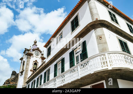 Edifici storici e di Sao Bento chiesa Igreja Matriz de Sao Bento, nella Ribeira Brava, l'isola di Madeira, Portogallo. Landmark fotografata da una prospettiva diversa. Villaggio portoghese. Spot di viaggio. Foto Stock