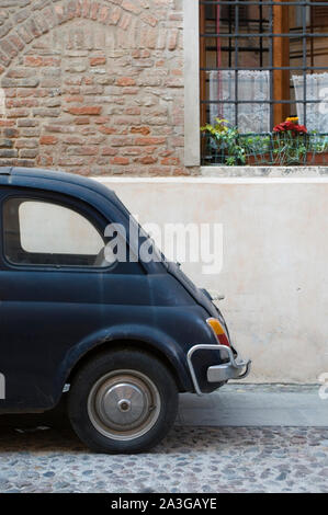 Vecchia auto (Fiat 500) parcheggiata di fronte una casa, Italia Foto Stock