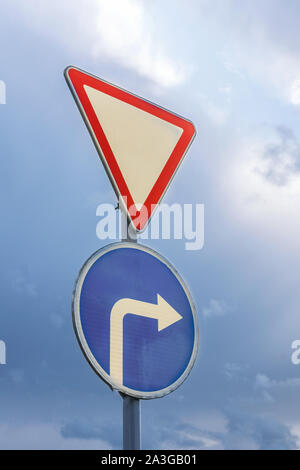 Dare modo e girare a destra, contro lo sfondo del cielo drammatico e nuvole. Foto Stock