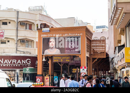 Ingresso al Gold Souk di Deira in Dubai Emirati Arabi Uniti. Una delle più popolari destinazioni per lo shopping e il mercato dell'oro di Dubai. Foto Stock