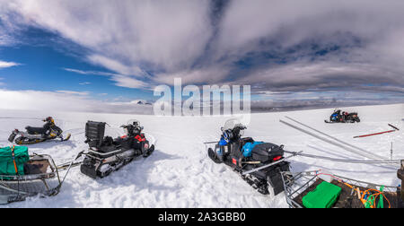 Motoslitte, la società glaciologico viaggio di ricerca, Mt. Kerlingafjol, Hofsjokull calotta di ghiaccio, Highlands Centrali, Islanda Foto Stock