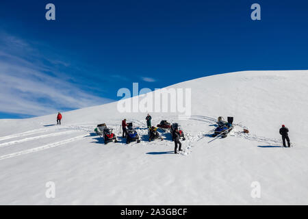 Motoslitte, la società glaciologico viaggio di ricerca, Mt. Kerlingafjol, Hofsjokull calotta di ghiaccio, Highlands Centrali, Islanda Foto Stock