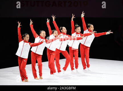 Stuttgart, Germania. 8 Ott, 2019. Team Cina pone per le foto prima della Donne Squadra Finale del 2019 figura di Ginnastica Artistica Campionati del Mondo a Stoccarda, Germania, Ottobre 8, 2019. Credito: Lu Yang/Xinhua/Alamy Live News Foto Stock