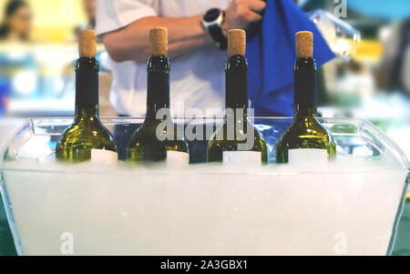 Barista Catering Italian fine le bottiglie di vino sessione di assaggio di vino sommelier cameriere serve il vino persone bicchieri puliti sfondo Foto Stock