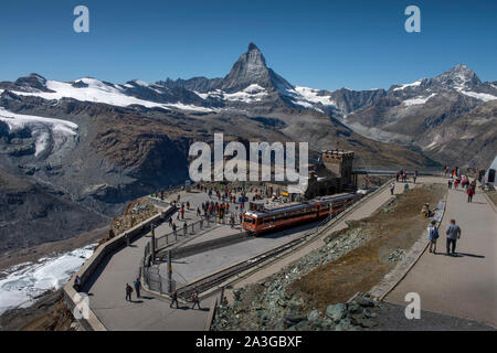 Gornergrat mostra il Gornergrat Bahn e la Matterhon, al di sopra di Zermatt in Svizzera. Settembre 2019 il Gorner ghiacciaio (tedesco: Gornergletscher) è Foto Stock