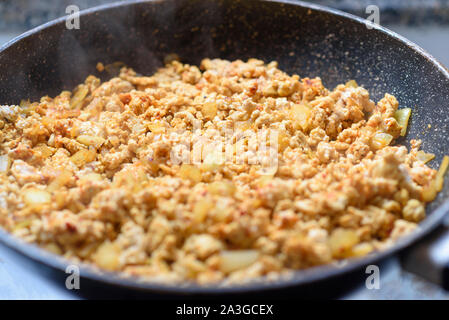 La carne di suolo saltare in padella con cipolla e spezie in padella.messa a fuoco selettiva. Foto Stock