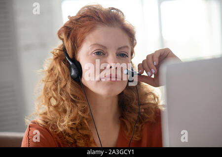 Stanco ed esausto donna che lavorano da casa Foto Stock