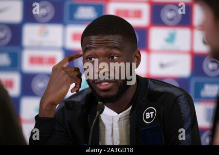 Burton upon Trent, Regno Unito. 08 ott 2019. Tamori Fikayo durante una conferenza stampa prima di Inghilterra UEFA EURO 2020 il qualificatore contro Repubblica ceca, al St. George's Park il 8 ottobre 2019 in Burton-su-Trent, Inghilterra. (Foto di Richard Burley/phcimages.com) Credit: Immagini di PHC/Alamy Live News Foto Stock