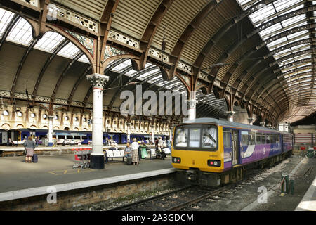 Ferroviaria settentrionale classe Pacer 144 diesel multiple unit no.144003 presso la stazione di York, UK. Foto Stock