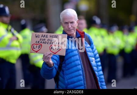 Londra, Regno Unito. 8 ottobre 2019. Estinzione della ribellione proteste portare il centro di Londra da una battuta di arresto per una seconda giornata. Credito: PjrFoto/Alamy Live News Foto Stock