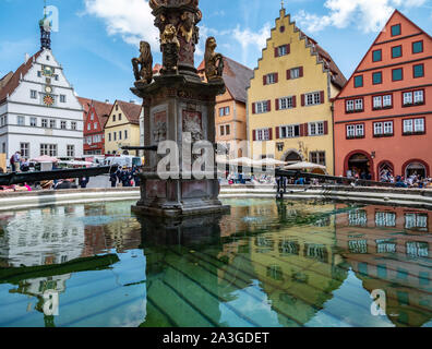 Sulla piazza del mercato di Rothenburg ob der Tauber Foto Stock