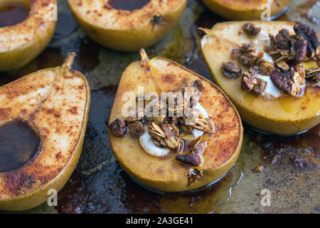 Maple cannella pere al forno riempito con cereali e yogurt Foto Stock