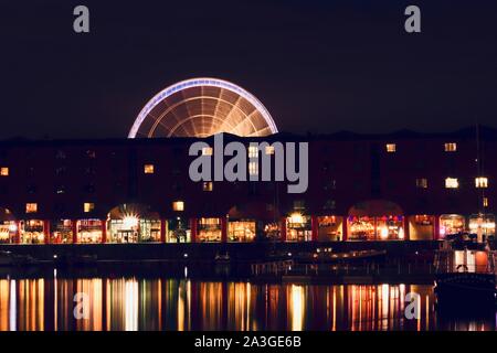 Una lunga esposizione di Albert Dock di Liverpool, mostrando il lit ruota grande. Foto Stock