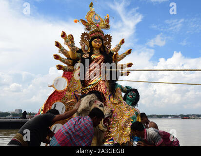 Immersione della dea Durga idolo in India Foto Stock