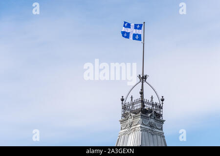 Quebec bandiera in alto del Quebec del palazzo del Parlamento in Quebec City. Foto Stock