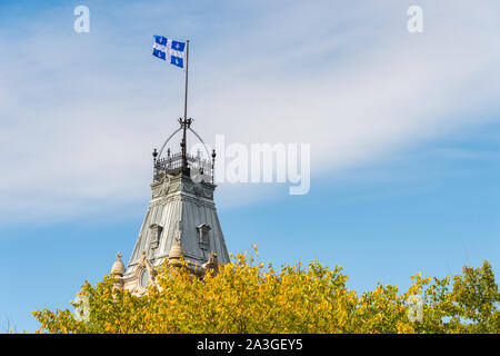 Quebec bandiera in alto del Quebec del palazzo del Parlamento in Quebec City. Foto Stock