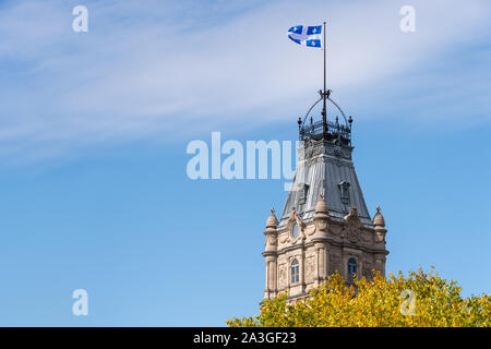 Quebec bandiera in alto del Quebec del palazzo del Parlamento in Quebec City. Foto Stock