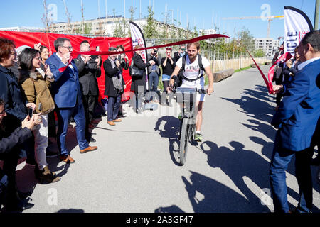 Nastro rosso Tour: Jeremy Chalon arriva a Lione (Francia) dopo un 1600km lungo tour in bicicletta di Francia tenutosi a sensibilizzare la gente alla lotta contro il VIH Foto Stock